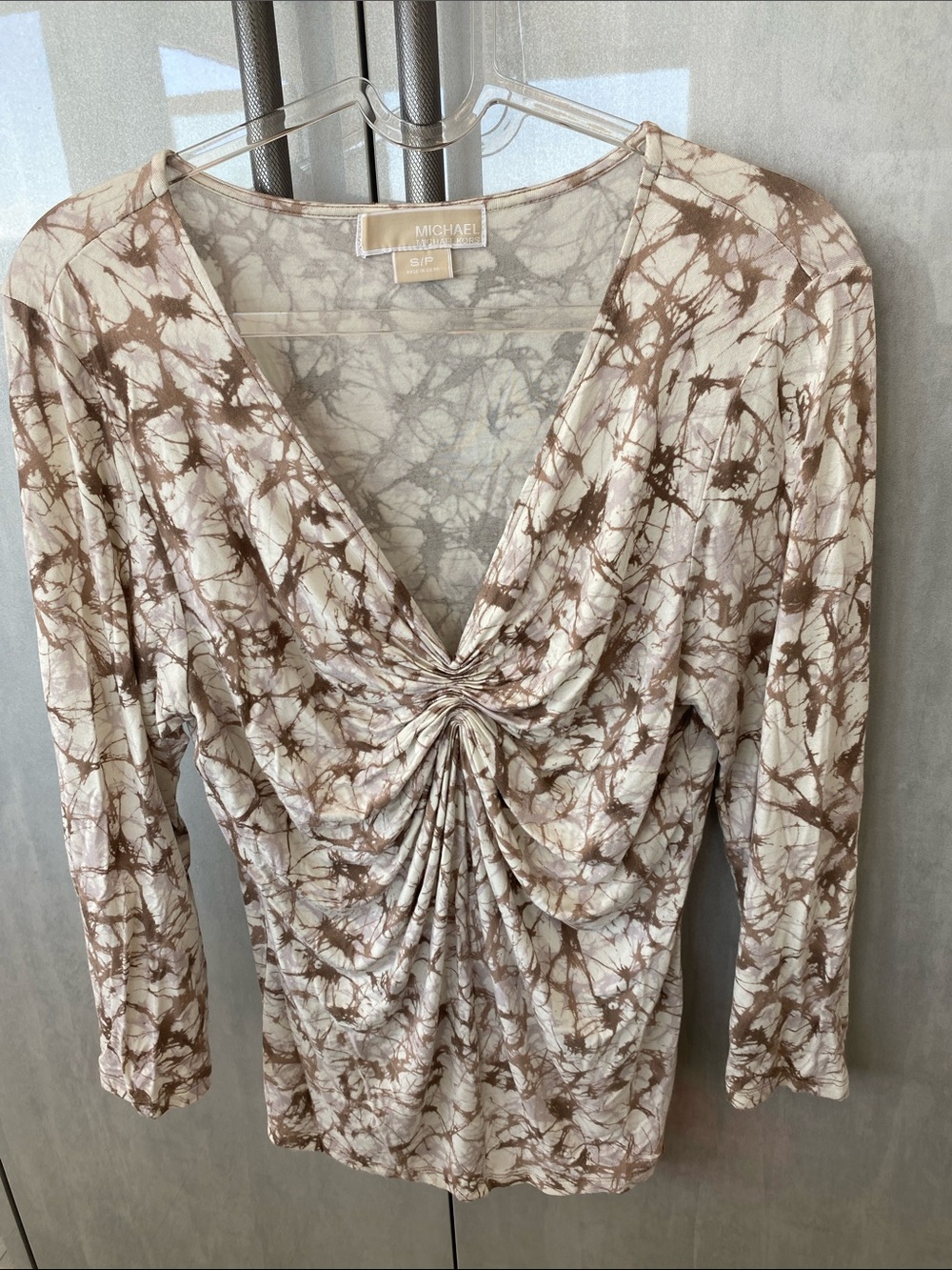 MICHAEL Michael Kors Cream and Brown Tie-Dye Ruched V-Neck Long Sleeve Top Small